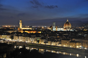 večerní řeka Arno,Palazzo Vecchio a Duomo