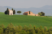 kaplička a usedlost v toskánské krajině III