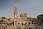 Siena-náměstí Piazza del Campo,Palazzo Pubblico a Torre del Mangia III