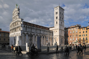 náměstí Piazza San Michele a chrám San Michele in Fioro