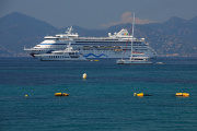 Cannes - azurové moře a loď
