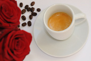 espresso a růže s kávovými zrnky