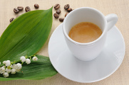 espresso a konvalinka s kávovými zrnky