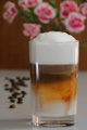 latté macchiato a karafiát s kávovými zrnky