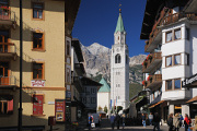 kostel a promenáda - Cortina d'Ampezzo