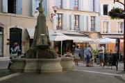 Brunnen auf Place de l'Hôtel de Ville