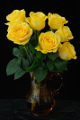 žluté růže ve skleněné váze II