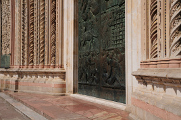 Orvieto - Duomo - detail výzdoby - dveře a basreliéfy