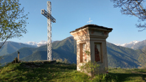 kaplička a kříž nad Valle Maira